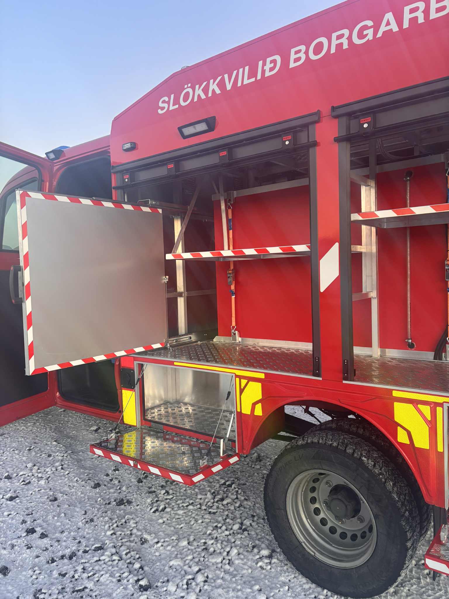 Undanfara og slökkvibifreið