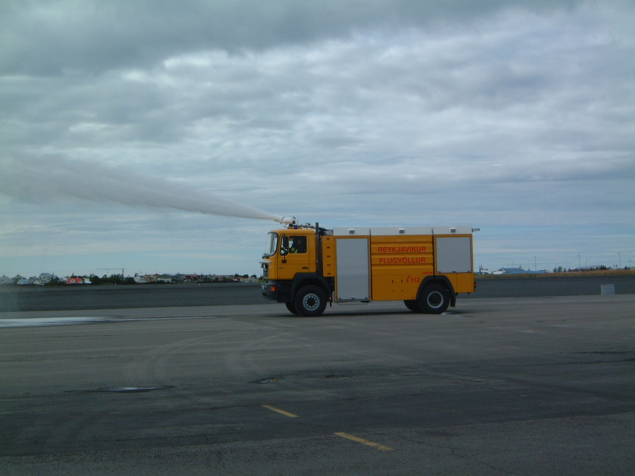 Bifreið á Reykjavíkurflugvelli