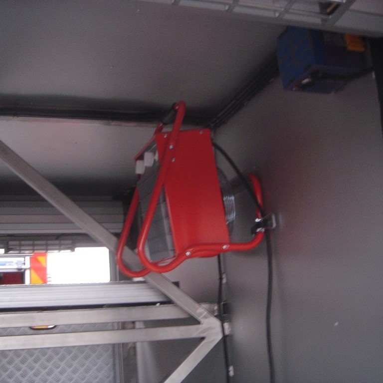 Tveir 3 kW hitarar í hverjum gám