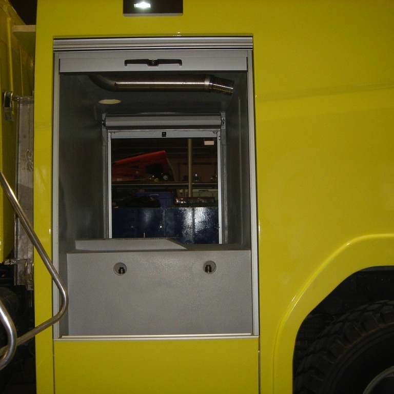 Séð inn í fremsta skáp