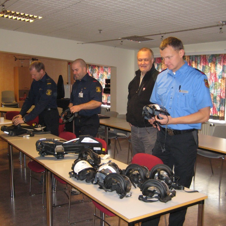 Mika að undirbúa kennsluna