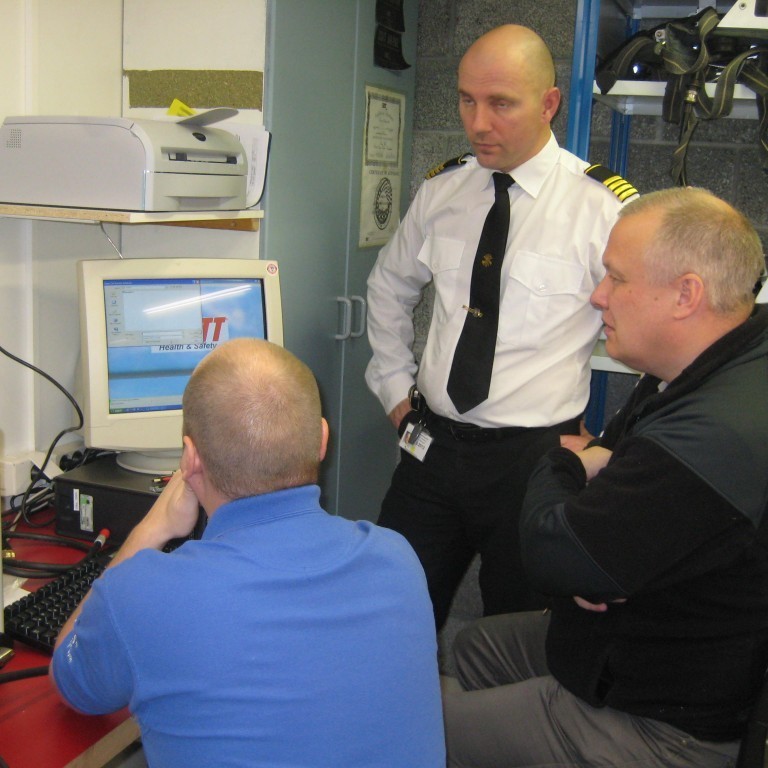 Tölvan virkaði ekki,  Einar Strand  bjargaði því