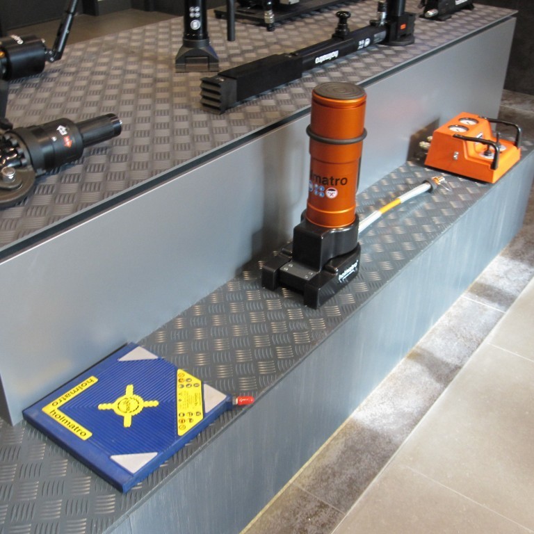 Holmatro tjakkur sem lyft getur á tvo vegu. Háþrýstipúði og stýribúnaður.