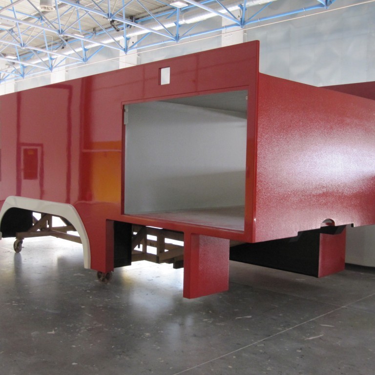 Tilbúin plastyfirbygging. Öll úr plasti.