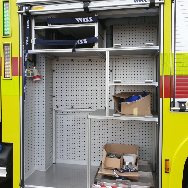 Fyrsti skápur vinstra megin