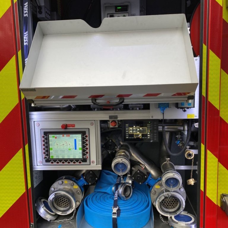 Dæluskápur og skúffa niðri